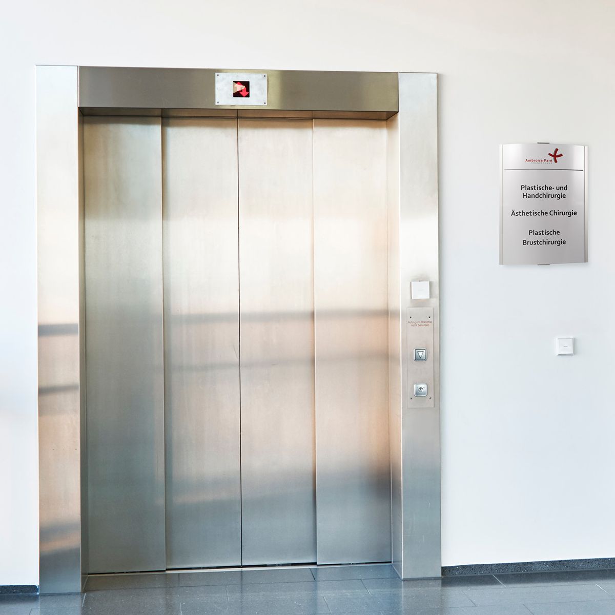 Wandschild, Modell Frankfurt, ~DIN A2 Hochformat, Silber