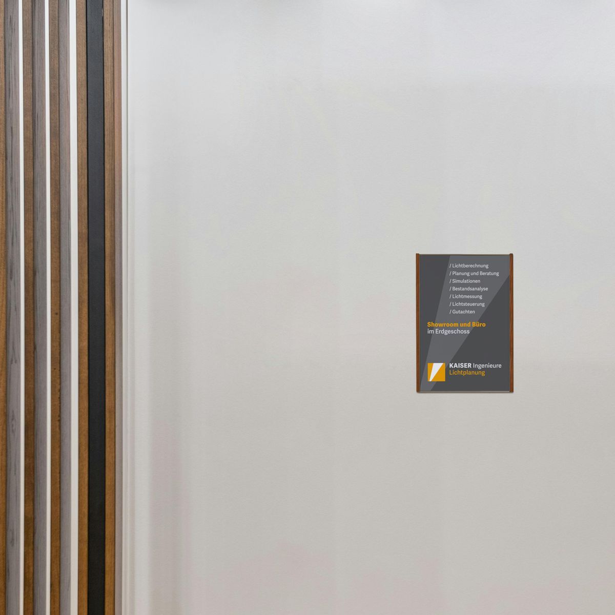 Wandschild, Modell LMH, ~ DIN A3, Hochformat, Holzrahmen Nussbaum kombiniert mit bronzefarbenem Aluminium