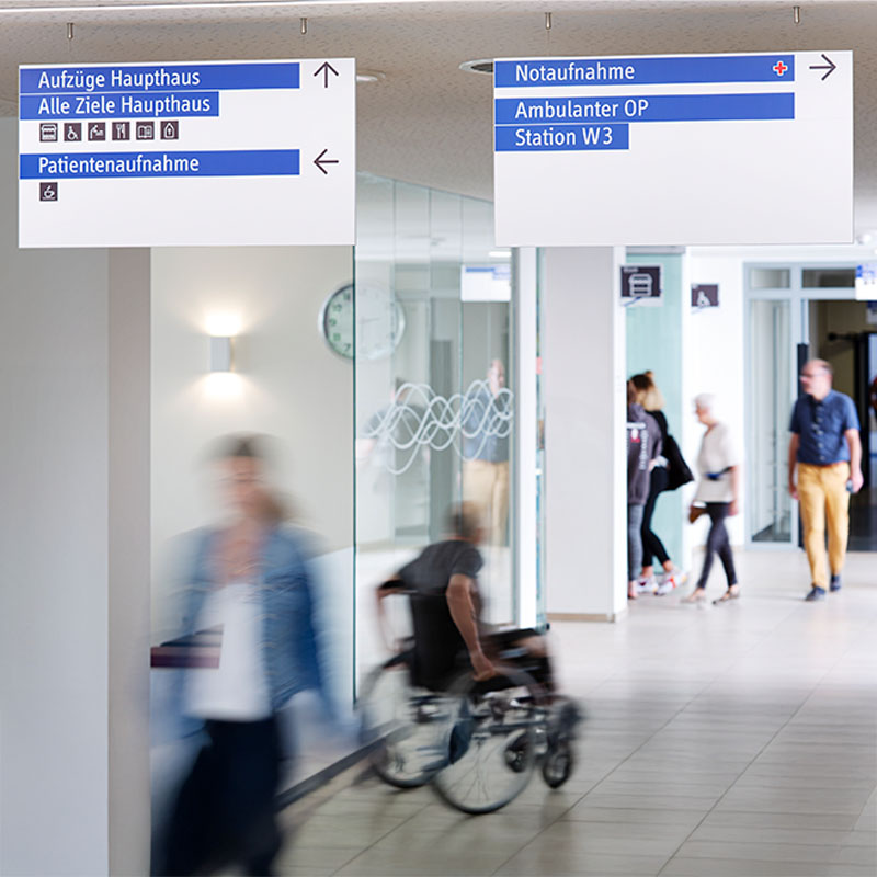 Deckenhänger im Flur einer Klinik Deckenhänger im Flur einer Klinik