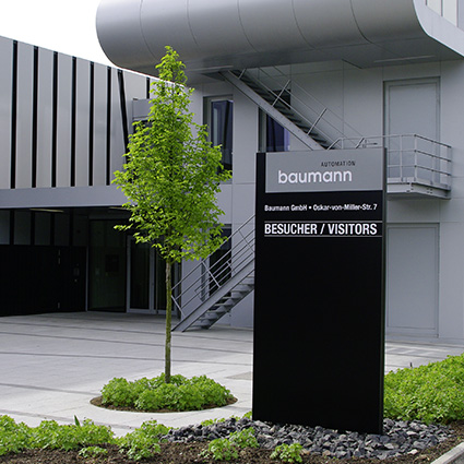 Firmenschilder außen freistehend in Schwarz Firmenschilder außen freistehend in Schwarz