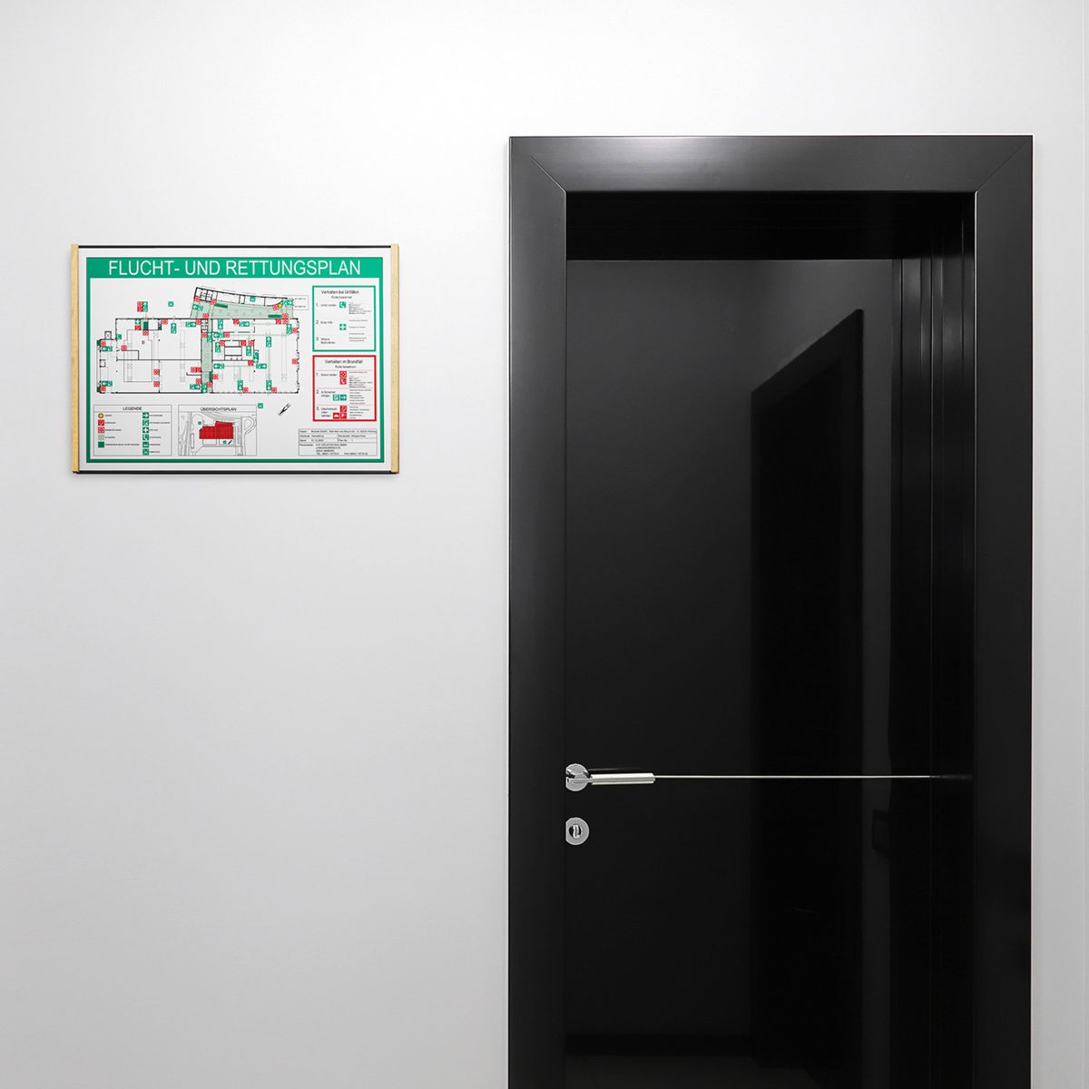 Wandschild, Modell LMH, ~ DIN A3, Querformat, Holzrahmen Ahorn kombiniert mit schwarzem Aluminium