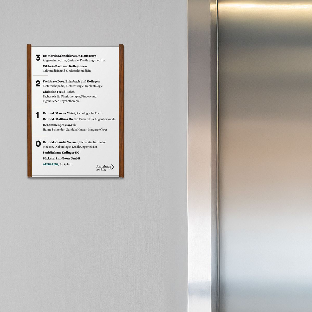 Wandschild, Modell LMH, ~ DIN A4, Hochformat, Holzrahmen Nussbaum kombiniert mit silbernem Aluminium
