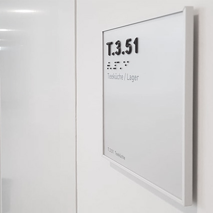 Taktile Leitsysteme als Türschild an der Wand Taktile Leitsysteme als Türschild an der Wand