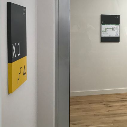 Wegweiser Schilder Wandschilder auf Firmengelände Wegweiser Schilder Wandschilder auf Firmengelände
