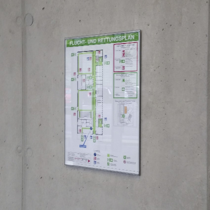 Rahmen für Fluchtwegpläne und Rettungspläne aus Edelstahl an einer Wand Rahmen für Fluchtwegpläne und Rettungspläne aus Edelstahl an einer Wand
