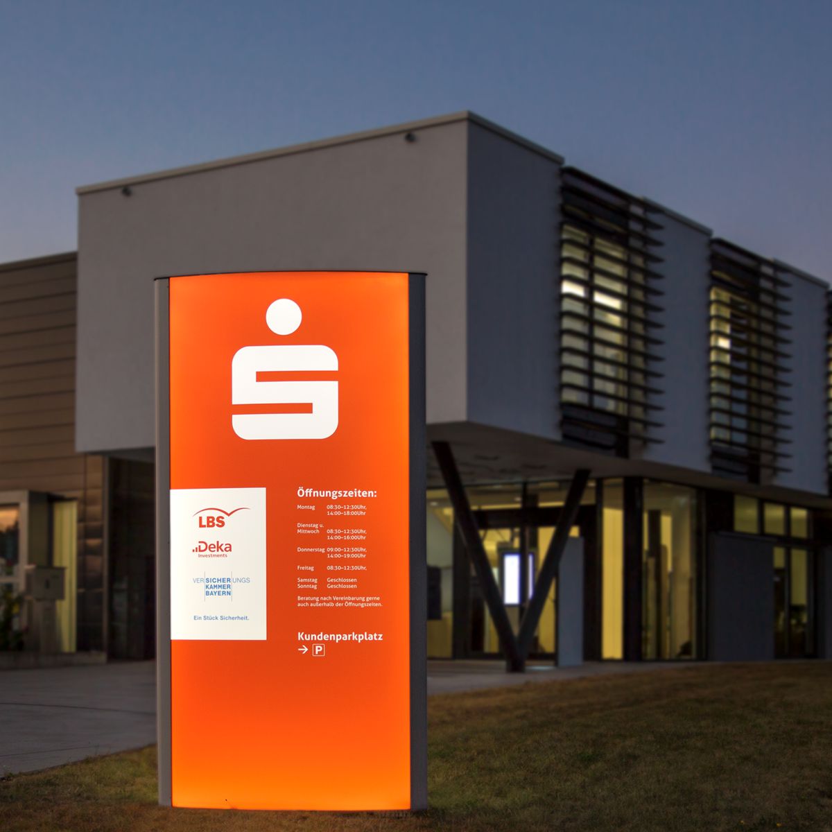 Außenaufsteller mit LED, Modell Frankfurt, 3.000 x 1.326 mm (H x B)