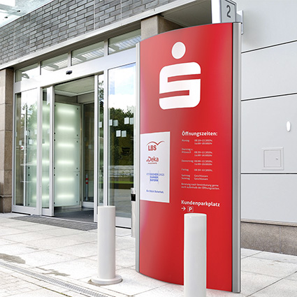 Moedel Modellreihe Frankfurt Außenaufsteller vor einer Sparkasse Moedel Modellreihe Frankfurt Außenaufsteller vor einer Sparkasse