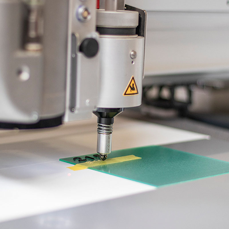 Maschine setzt die Kugeln in das Schild ein Maschine setzt die Kugeln in das Schild ein