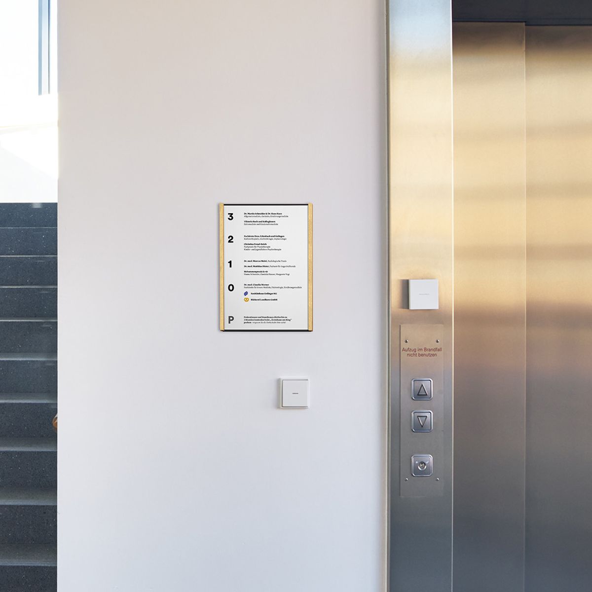 Wandschild, Modell LMH, ~ DIN A4, Hochformat, Holzrahmen Ahorn kombiniert mit schwarzem Aluminium