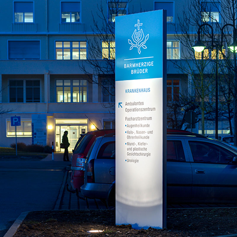 Beleuchteter Außenaufsteller auf einem Parkplatz vor dem Krankenhaus Beleuchteter Außenaufsteller auf einem Parkplatz vor dem Krankenhaus