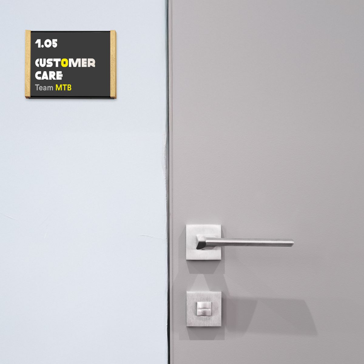 Türschild, Modell LMH, ~DIN A6, Querformat, Rahmen aus Aluminium (Schwarz) und Holz (Ahorn)