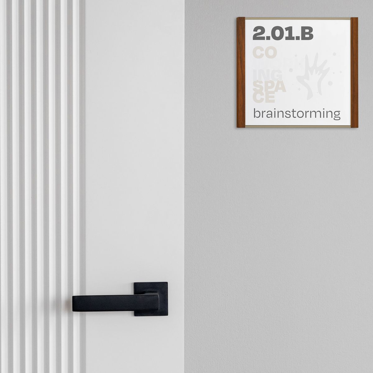 Türschild, Modell LMH, 150 x 160 mm (H x B), Rahmen aus Aluminium (Bronze) und Holz (Nussbaum)