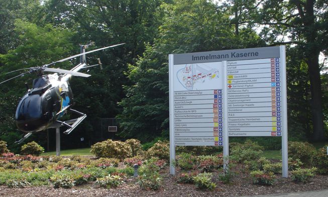 Kasernenleitsystem neben einem Hubschrauber