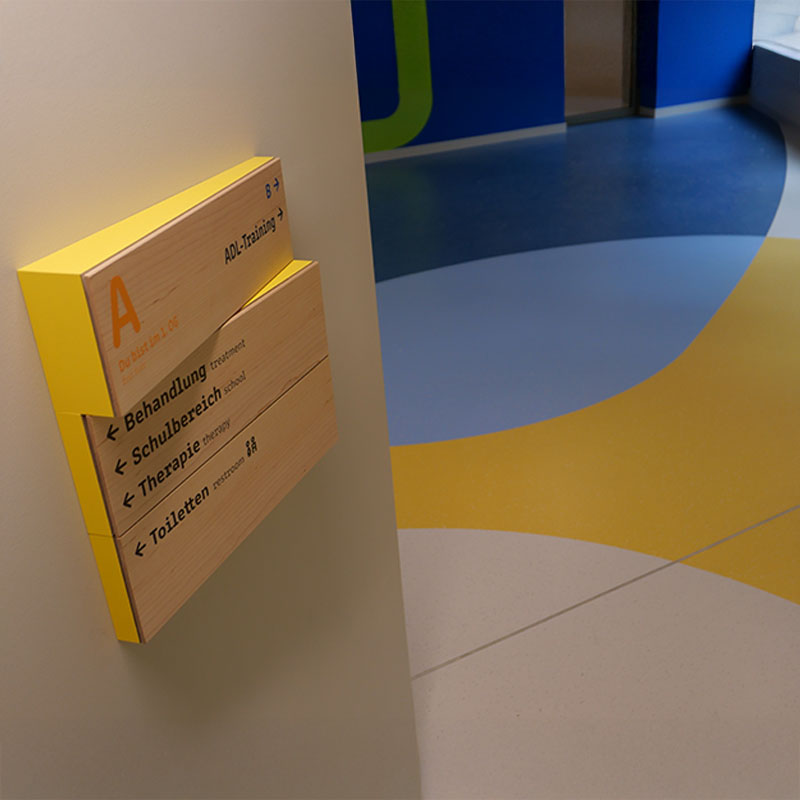 Holzschild als Wegweiser nach der Krankenhausreform Holzschild als Wegweiser nach der Krankenhausreform