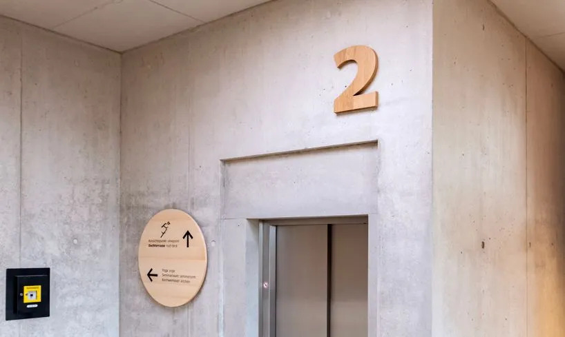 Firmenschilder aus Holz Etagenwegweiser Schraubmontage Firmenschilder aus Holz Etagenwegweiser Schraubmontage