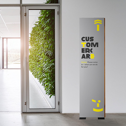 Innenaufsteller (Infostele) aus Aluminium im Flur Innenaufsteller (Infostele) aus Aluminium im Flur