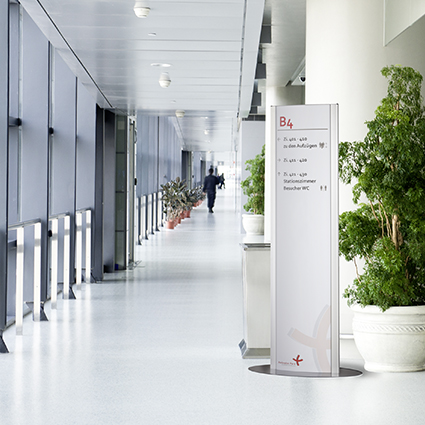 Innenaufsteller (Infostele) aus Aluminium im Krankenhaus Innenaufsteller (Infostele) aus Aluminium im Krankenhaus
