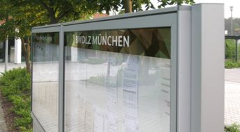 Schaukasten vor dem BwDLZ Münchent Schaukasten vor dem BwDLZ München