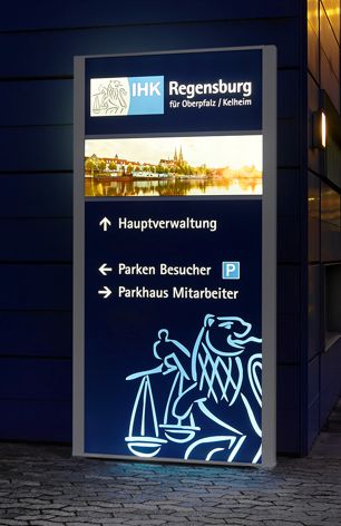 Werbepylonen aussen beleuchtet Detailansicht Werbepylonen aussen beleuchtet Detailansicht