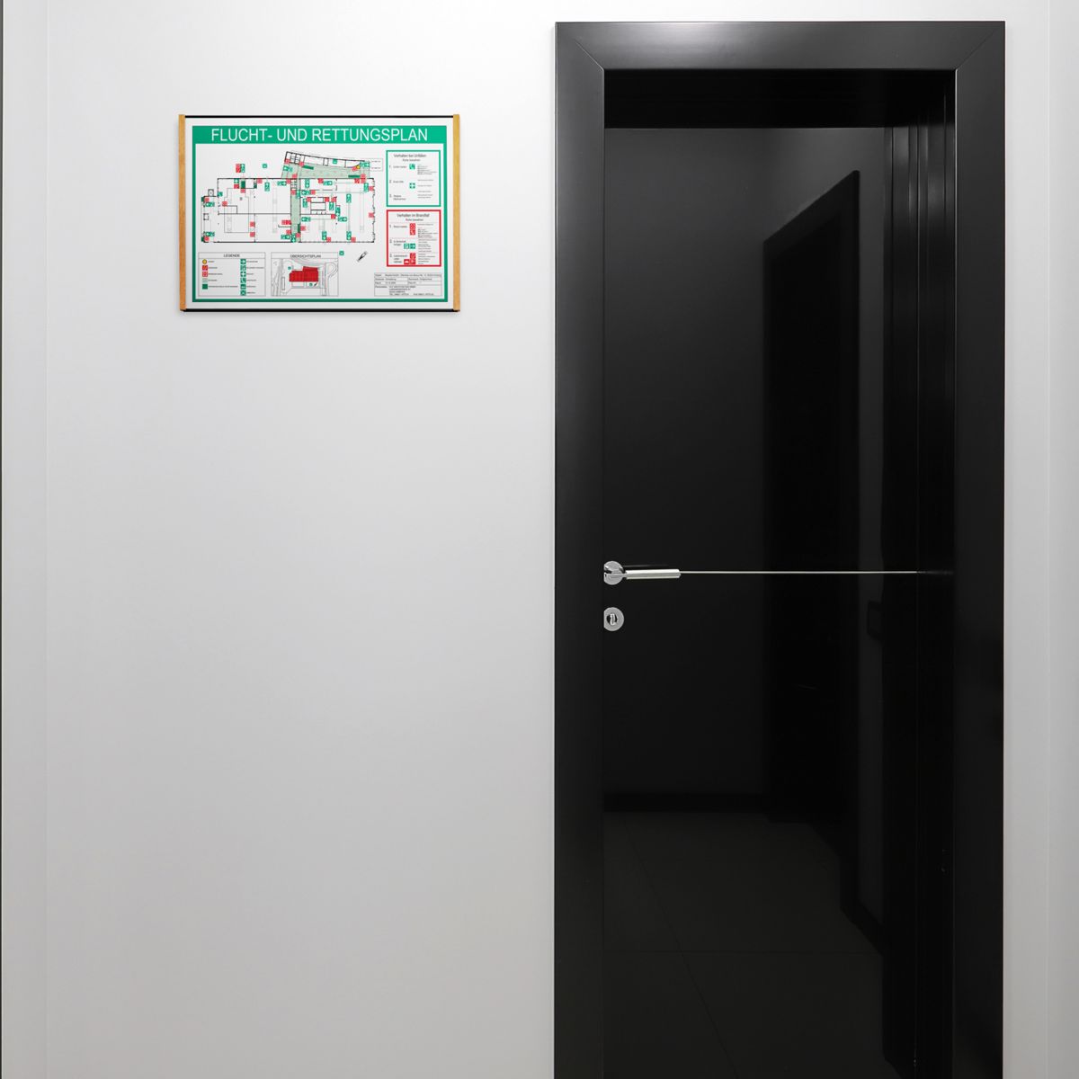 Wandschild, Modell LMH, ~ DIN A3, Querformat, Holzrahmen Eiche kombiniert mit schwarzem Aluminium