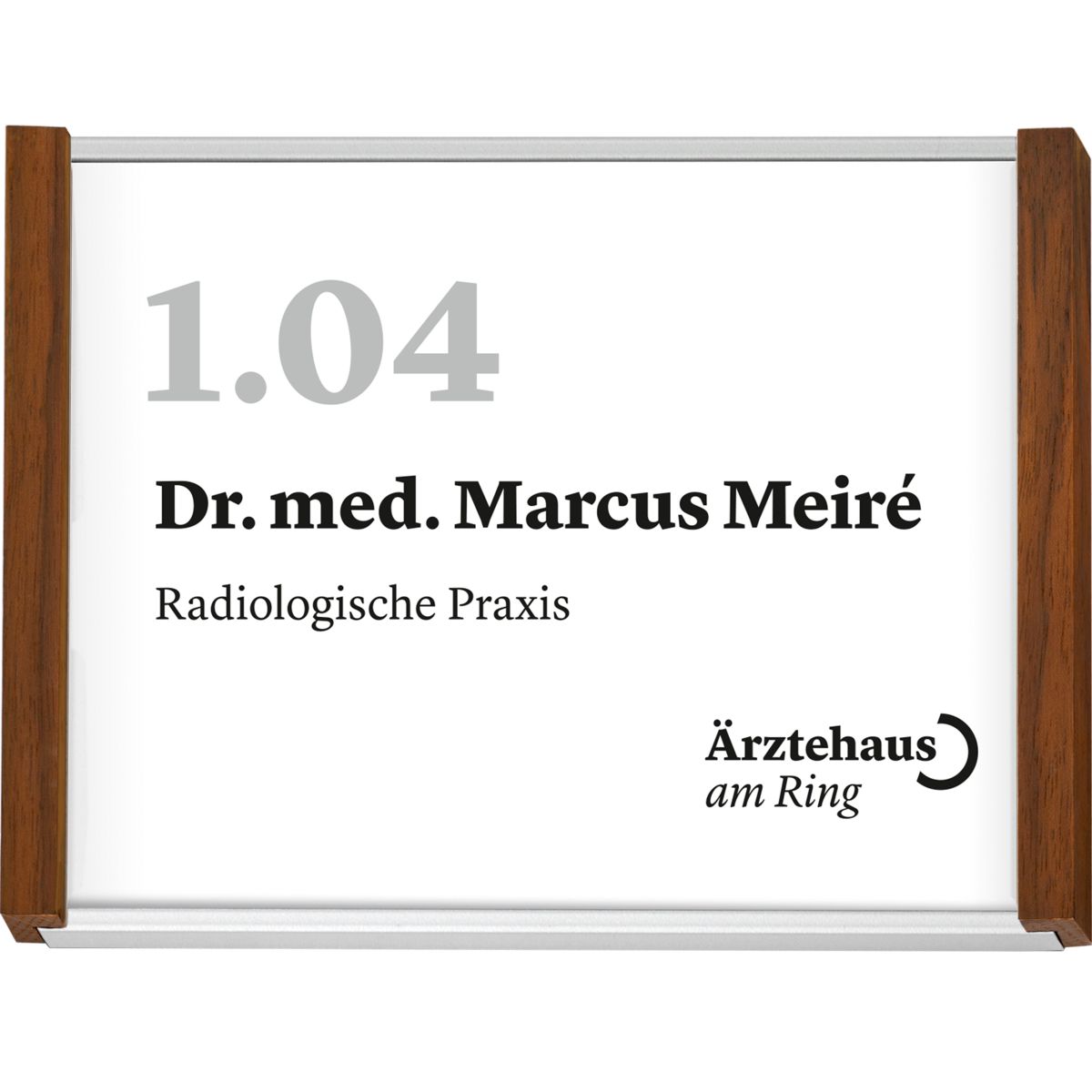 Türschild, Modell LMH, ~DIN A6, Querformat, Rahmen aus Aluminium (Silber) und Holz (Nussbaum)
