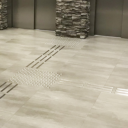 Taktile Aufmerksamkeitsfelder Bodenleitsysteme vor Aufzug Taktile Aufmerksamkeitsfelder Bodenleitsysteme vor Aufzug