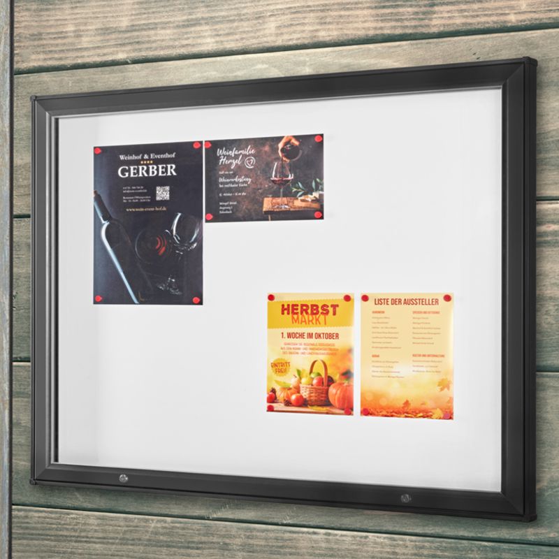 Schauksaten außen montiert an einer Holzwand Schaukasten außen montiert an einer Holzwand