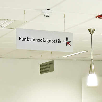 Deckenhänger (Hängeschild) aus Aluminium im Krankenhaus mit Logo Deckenhänger (Hängeschild) aus Aluminium im Krankenhaus mit Logo
