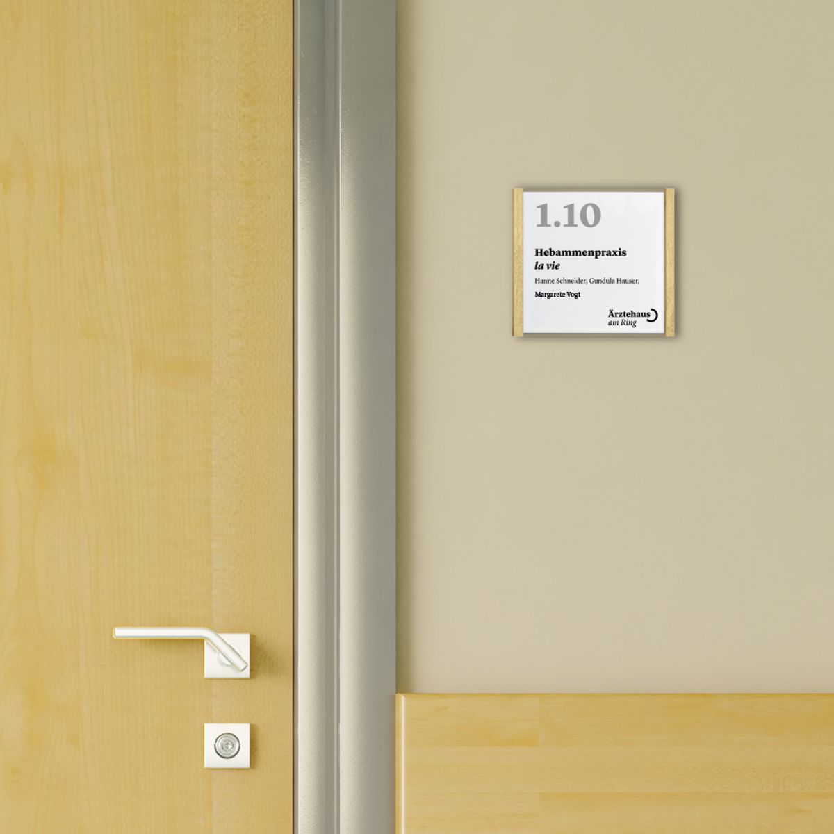 Türschild, Modell LMH, 150 x 160 mm (H x B), Rahmen aus Aluminium (Bronze) und Holz (Ahorn)