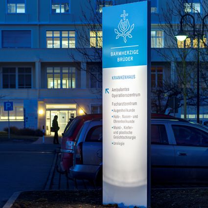 Beschilderung Krankenhaus Leitsystem aus Holz Beschilderung Krankenhaus Leitsystem aus Holz