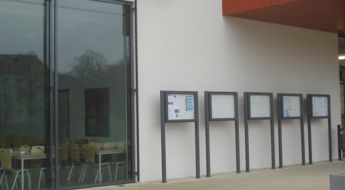 Schaukasten vor der Polizeihochschule Aschersleben Schaukasten vor der Polizeihochschule Aschersleben