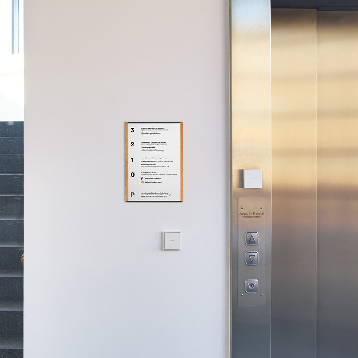 Wandschild, Modell LMH, ~ DIN A4, Hochformat, Holzrahmen Eiche kombiniert mit schwarzem Aluminium