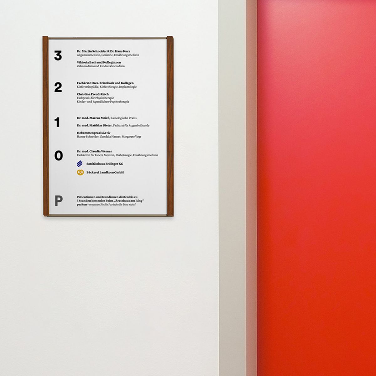 Wandschild, Modell LMH, ~ DIN A4, Hochformat, Holzrahmen Nussbaum kombiniert mit bronzefarbenem Aluminium