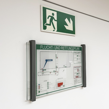 Rahmen für Fluchtwegpläne und Rettungspläne aus Glas unter Rettungszeichen Rahmen für Fluchtwegpläne und Rettungspläne aus Glas unter Rettungszeichen